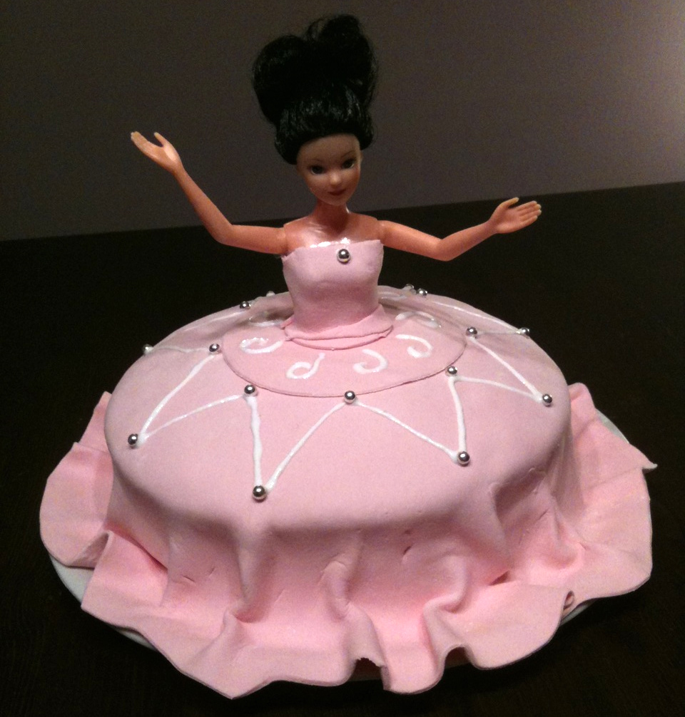 Gâteau poupée barbie en pâte à sucre par Papilles-on-off. Une