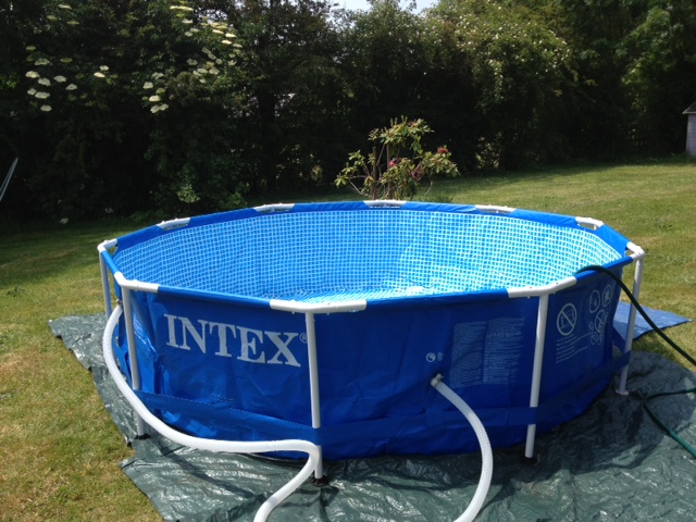 piscine gonflable sur terrain en pente